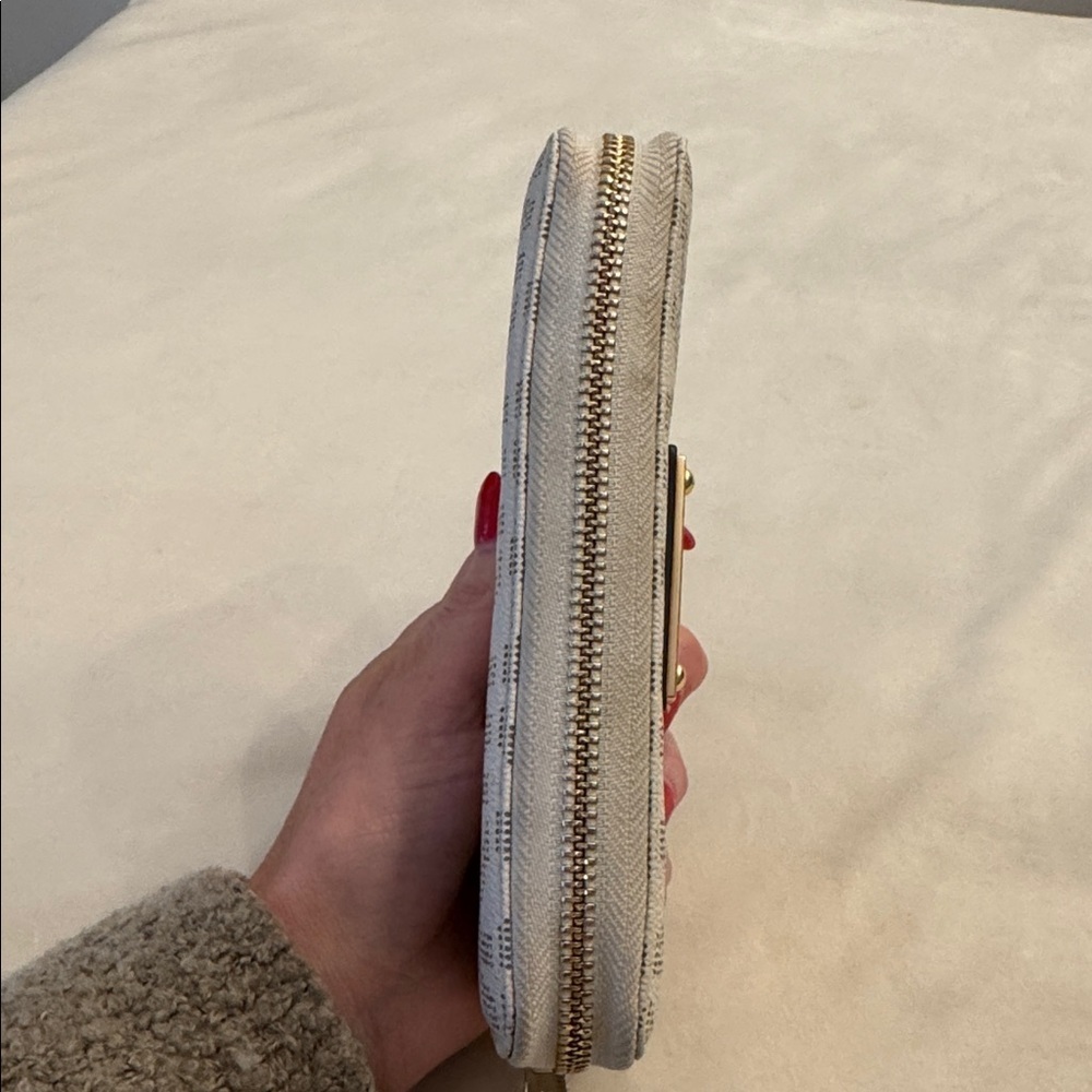 Amazing condition! Michael Kors Logo Wallet/Wristlet - Picture 5 of 13